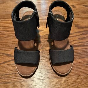 Black Adjustable Platform Sandals for Casual Comfort